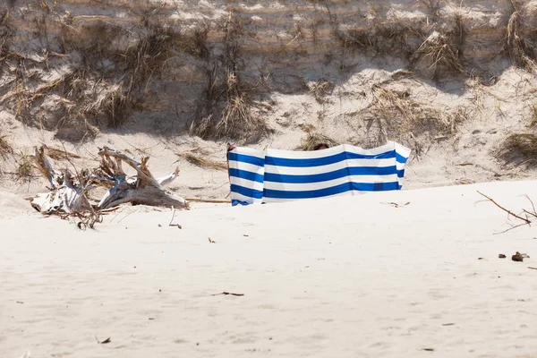 Сине-белый ветер на песчаном пляже . — стоковое фото