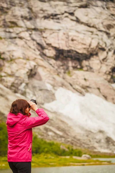 Fotógrafo turístico con cámara en las montañas Noruega — Foto de Stock