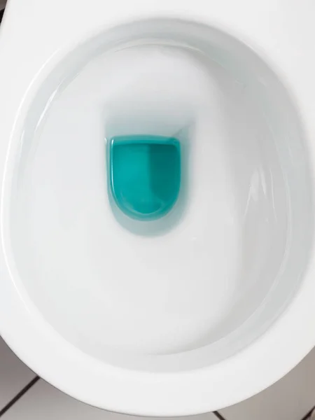 Bol de toilette blanc avec détergent bleu — Photo