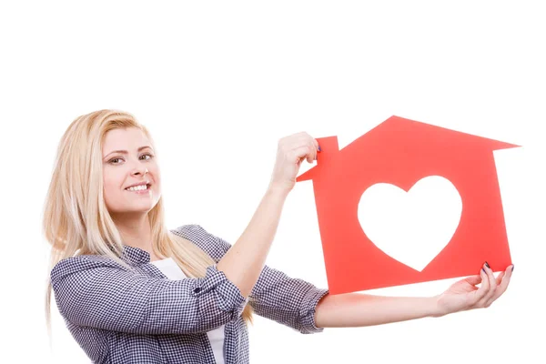 Lycklig kvinna håller rött papper hus — Stockfoto