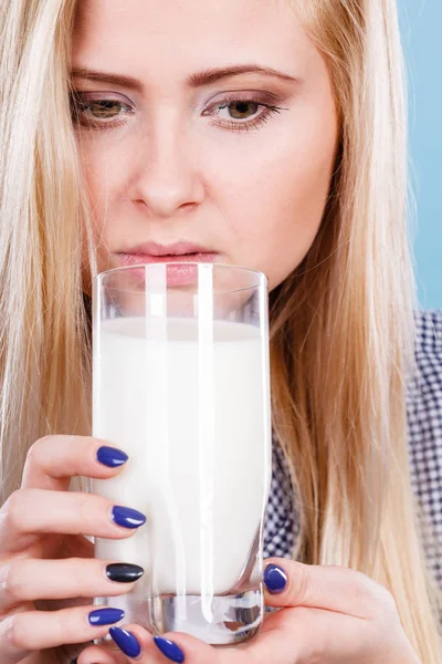 Wanita minum susu dari kaca — Stok Foto