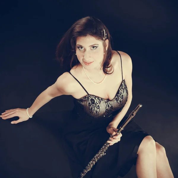 Femme élégante avec instrument pour flûte . — Photo