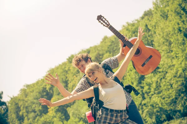 Felice coppia turistica con chitarra all'aperto — Foto Stock