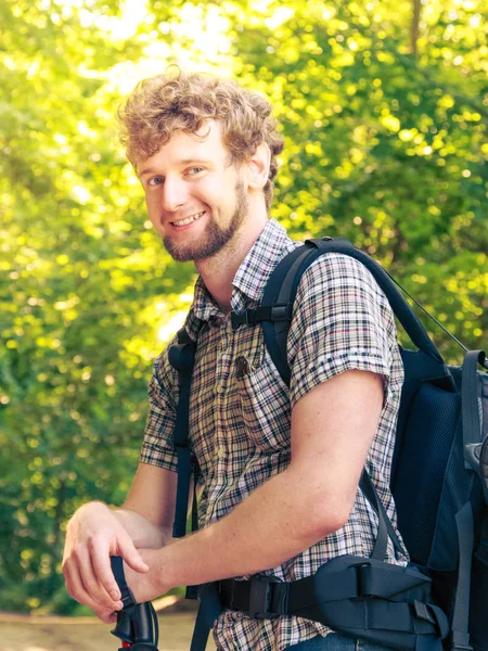 Orman iz hiking sırt çantası ile genç adam — Stok fotoğraf