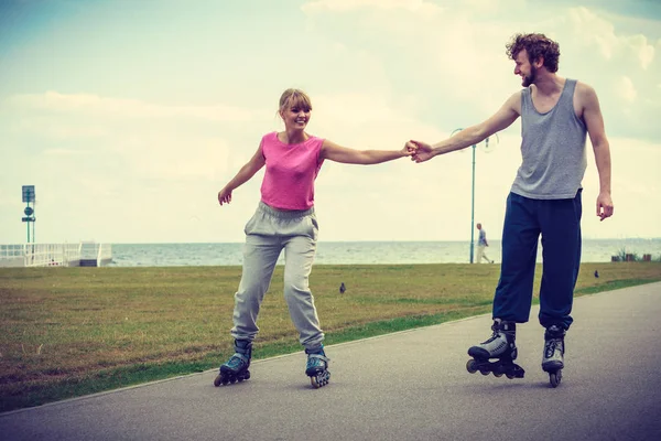 Patinador casal patinação ao ar livre — Fotografia de Stock
