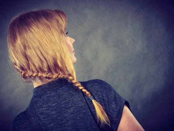 Donna con capelli biondi e treccia acconciatura — Foto Stock