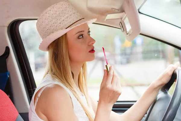 Женщина наносит макияж во время вождения автомобиля — стоковое фото