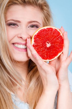 Kadın greyfurt narenciye meyve elinde tutan