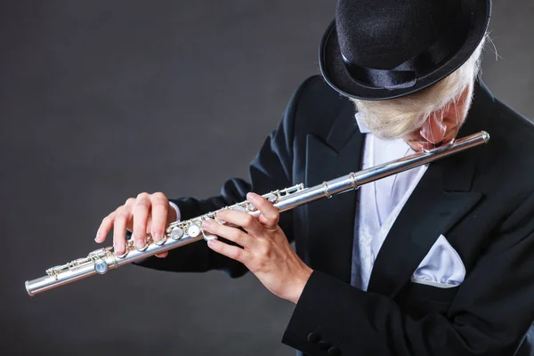 Elegant gekleideter männlicher Musiker spielt Flöte — Stockfoto