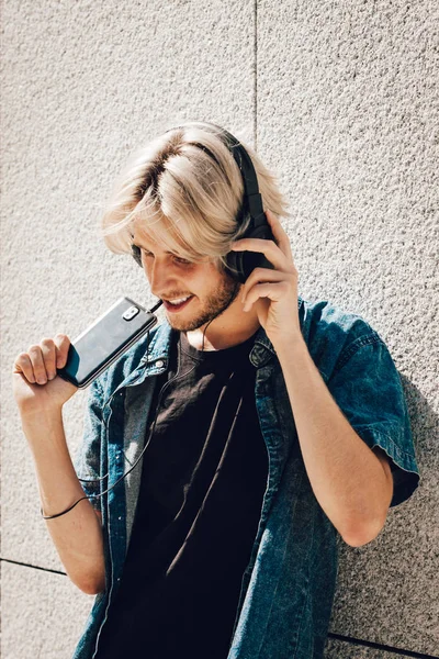 Hipster man listening music through headphones — Stock Photo, Image
