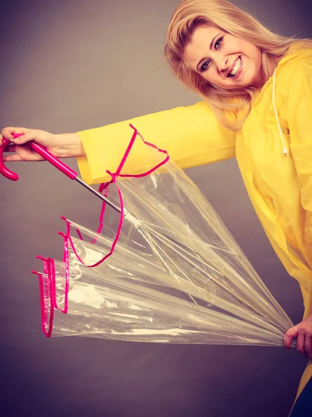 透明な傘を保持しているレインコートを着て幸せな女 — ストック写真
