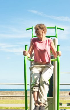 Aktif kadın bacak egzersiz yükseltmek açık.