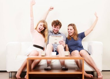 Tablet ile başarılı mutlu arkadaşlar.