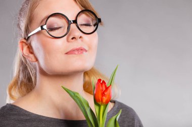 Sevimli kadın çiçek hissediyorum barış kokan.