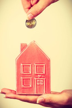 Adam evi servet para koyarak