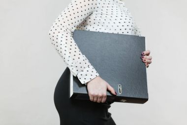 Siyah bağlayıcı belgeleri ile tutan kadın