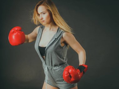 güzel bir kadın ile kırmızı Boks eldiveni