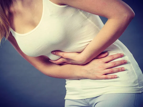 Kadın acı karın ağrısı.