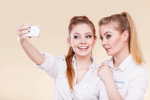 Przyjaciele student dziewczyny biorąc self zdjęcie z inteligentny telefon — Zdjęcie stockowe