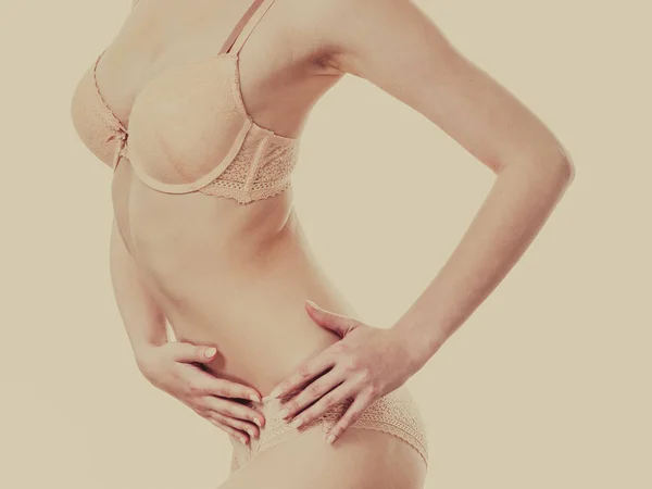 Vacker smal kvinna iklädd spets underkläder. — Stockfoto