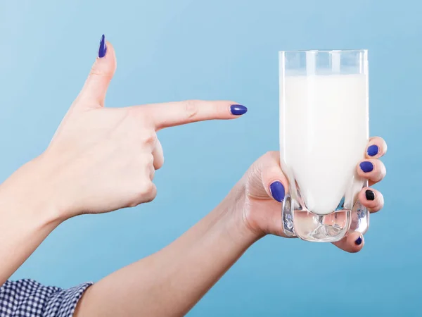 牛乳のガラスを持つ女性の手 — ストック写真