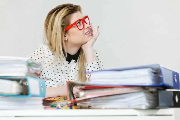 Glückliche Geschäftsfrau im Amt — Stockfoto