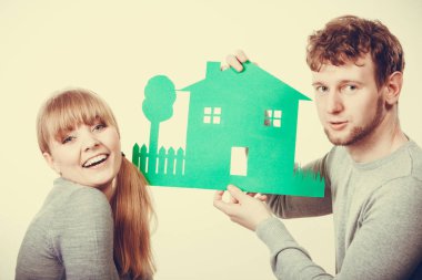 Neşeli çift geleceklerini kutluyor.