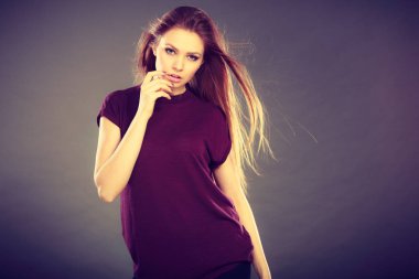 Karanlıkve saçlı çekici esmer kadın