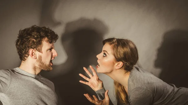 Pessoas em luta. Casal jovem discutindo . — Fotografia de Stock