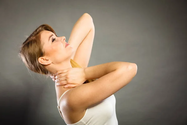Frau leidet unter Nackenschmerzen — Stockfoto