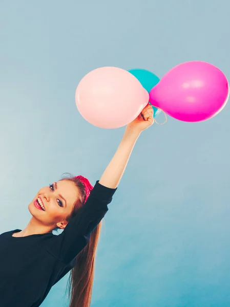 Härlig leende flicka håller färgglada ballonger. — Stockfoto