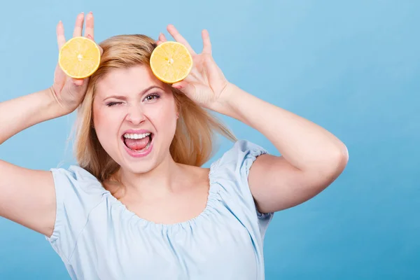 Meisje bedrijf citroen citrusvruchten — Stockfoto