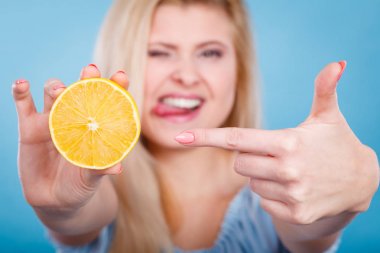 Meyve limon ya da portakal tutan kadın