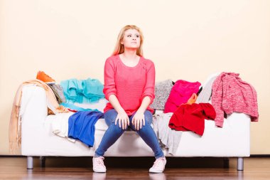 Kadınlar koltukta otururken ne giyeceğini bilemez.