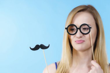 Karnaval aksesuarları sopa üzerinde tutan kadın