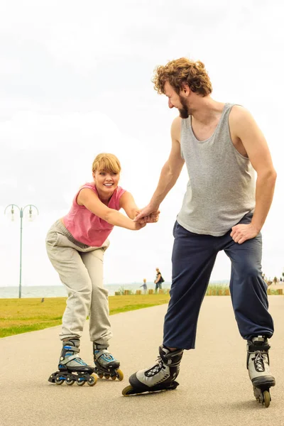 Patinador pareja patinaje al aire libre — Foto de Stock