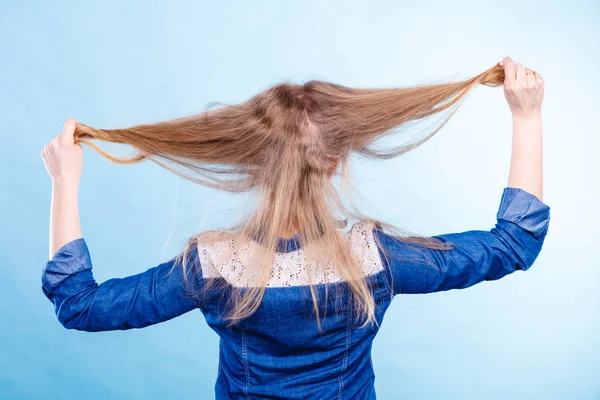 Mulher loira brincando com o cabelo . — Fotografia de Stock