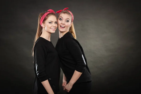 Amantes hermanas en retro pin hasta la estilización . —  Fotos de Stock