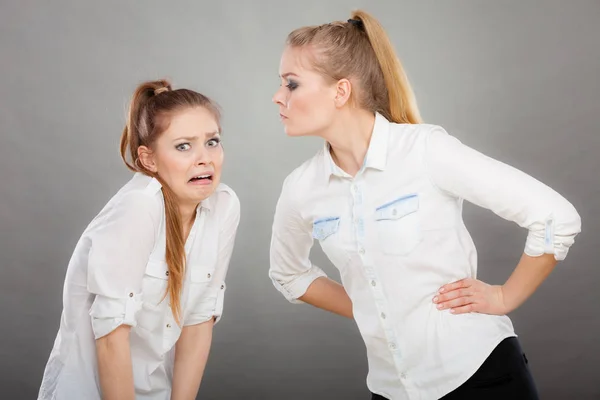Irritada menina fúria gritando com seu amigo ou irmã mais nova — Fotografia de Stock