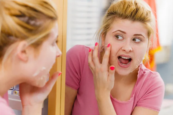 Vrouw peel off masker verwijderen uit haar gezicht — Stockfoto