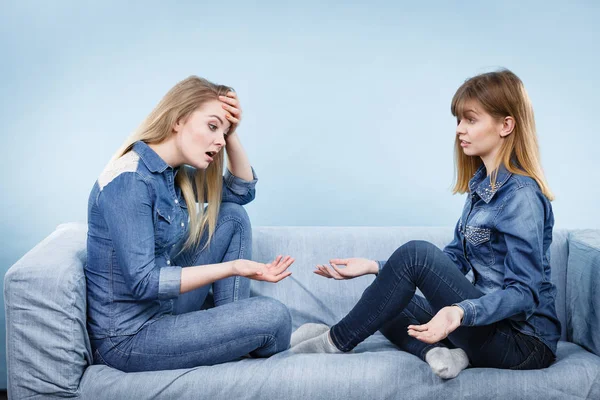 Deux femmes sérieuses amis parlant sur le canapé — Photo