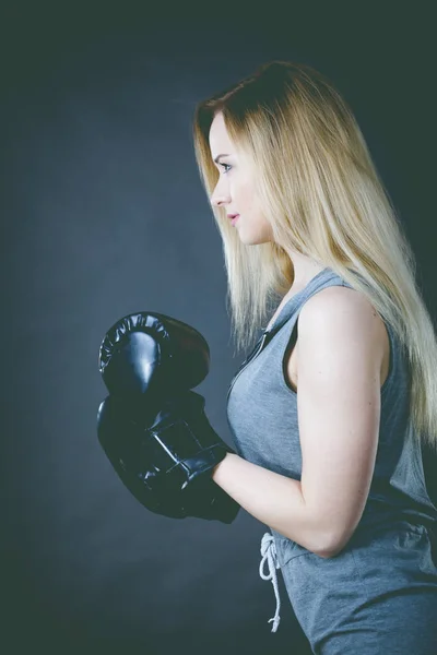 Bokser dziewczyna ćwiczenia z Rękawice bokserskie. — Zdjęcie stockowe