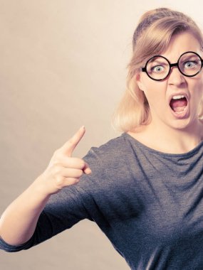 Öfkeli kadın bağırıyor.