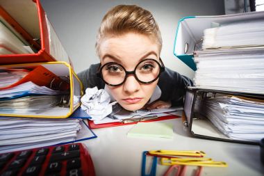 İşyerinde kadın deli ofis.