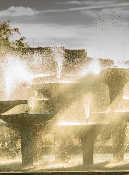 Primo piano della fontana di pietra con acqua gocciolante — Foto Stock