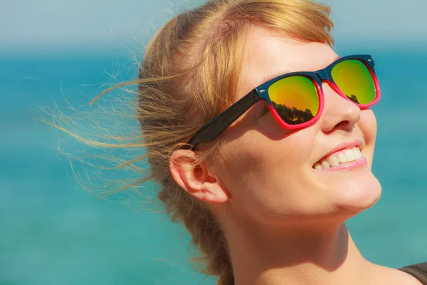 Närbild flicka i solglasögon njuter av solljus — Stockfoto