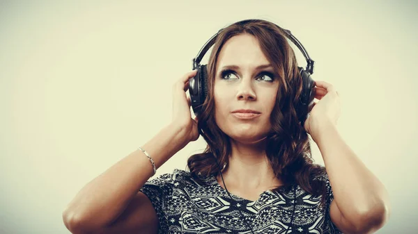 Mujer en auriculares escuchando música mp3 relajante — Foto de Stock