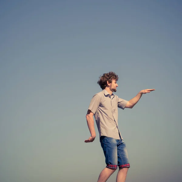 Молодой человек веселится на открытом воздухе — стоковое фото