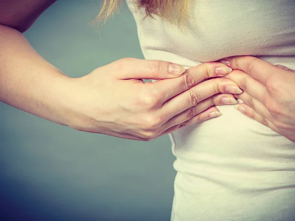 Mujer que sufre de dolor torácico agudo — Foto de Stock