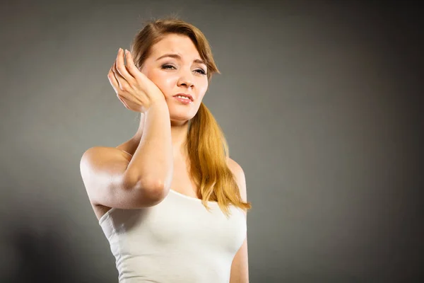 Mujer que sufre de dolor dental — Foto de Stock